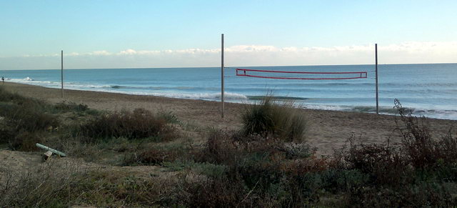Vista desde las dunas de la zona de la playa de Central Mar de Gav� Mar donde ha habido dos regresiones consecutivas de la playa y donde los campos de voley-playa han quedado al lado del mar. Uno de los 4 palos ha sido retirado. (27 de Diciembre de 2011)